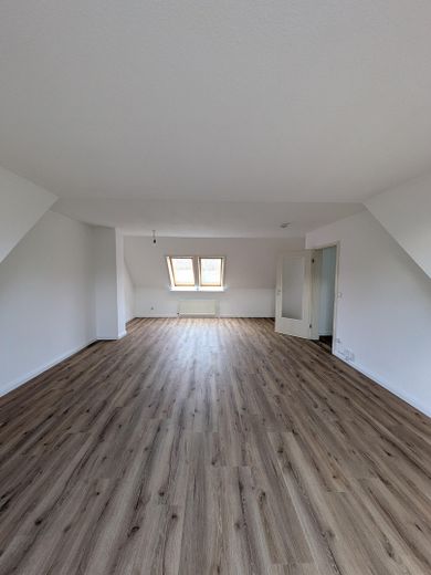 Yeni yenilenmiş çatı katı dairesi – Wohnhzimmer2