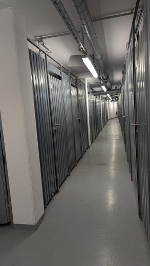 Moderne 2-Zimmer-Gartenwohnung in Rheinnähe – Barrierefreies Wohnen in Köln-Bayenthal – Keller Gang