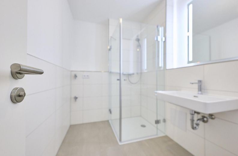 Neubau: Helle und ruhige Zwei-Zimmer-Wohnung mit luxuriöser Innenausstattung mit Balkon und EBK – Bad 1