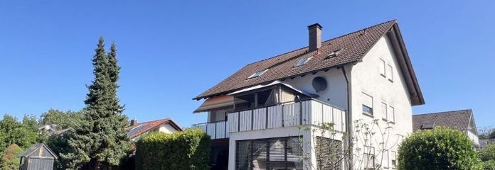 Geräumiges Zweifamilienhaus mit idyllischem Garten und Doppelgaragen