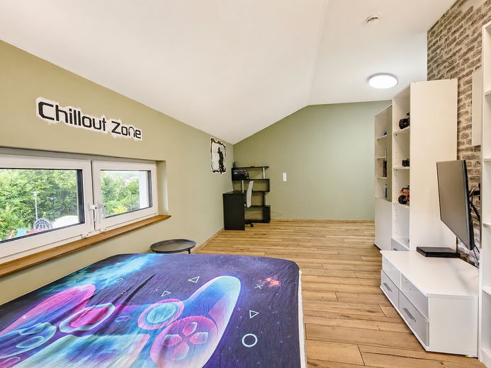 Modernes 217-m²-Familienhaus mit 8 Zimmern, PV-Speicher, Wallbox, Solar & großem Garten – Foto 26