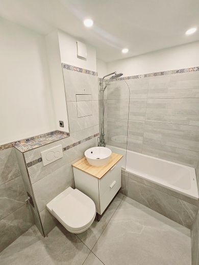 Geschmackvolle 4-Raum-Maisonette-Wohnung mit gehobener Innenausstattung, EBK und großem Balkon – Bad 1. Etage