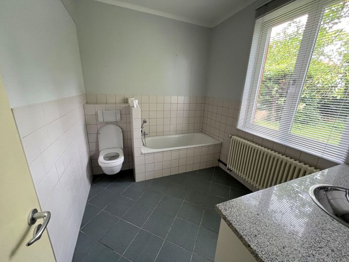 PROVISIONSFREI: Charmantes EFH in zentraler, ruhiger Anliegerstraße – Blick in das Bad
