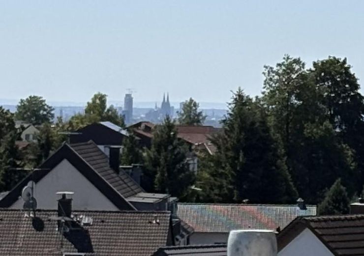 3,5 कमरों का PLUS, शयनकक्ष, ड्रेसिंग रूम, कार्यस्थल – Blick nach Köln