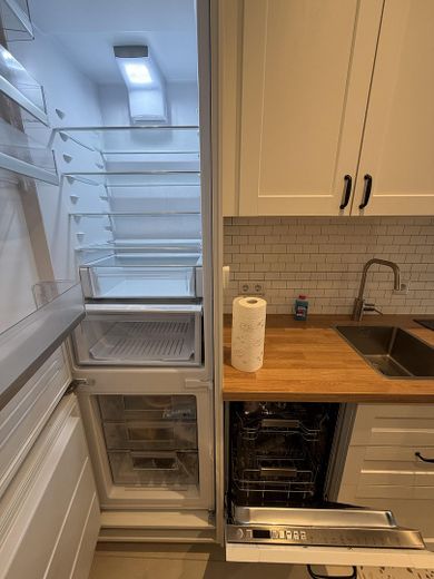 Balıksırtı parke zeminli, Berlin-Wilmersdorf’ta süreli kiralık, mobilyalı 3 odalı eski bina dairesi, 80m2 – Einbauküche