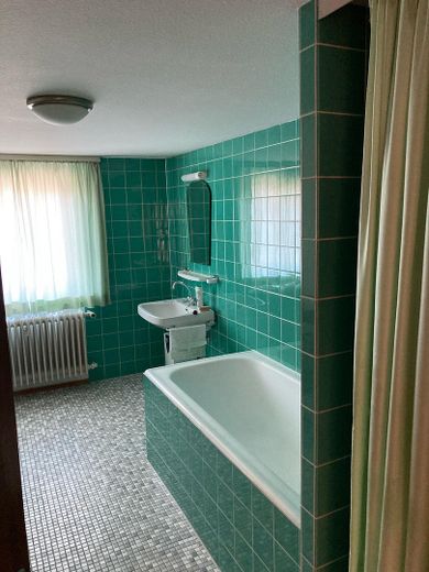 CASA PLURIFAMILIARE VERSATILE CON POSSIBILITÀ COMMERCIALE E POTENZIALE DI AMPLIAMENTO – Bad 1 OG