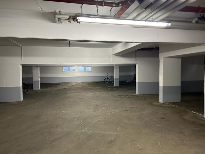 Ampio e luminoso appartamento di 3 locali con 2 balconi, cucina componibile e 2 posti auto in autorimessa interrata – Tiefgarage