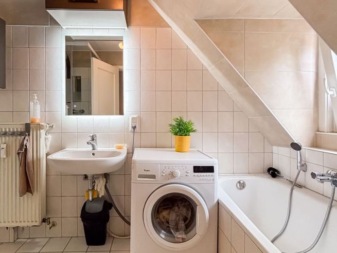 2-Zimmer-Dachgeschosswohnung in Wiesbaden als Kapitalanlage mit zusätzlichen Dachgeschossflächen – फोटो 1