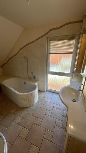Badezimmer mit Badewanne