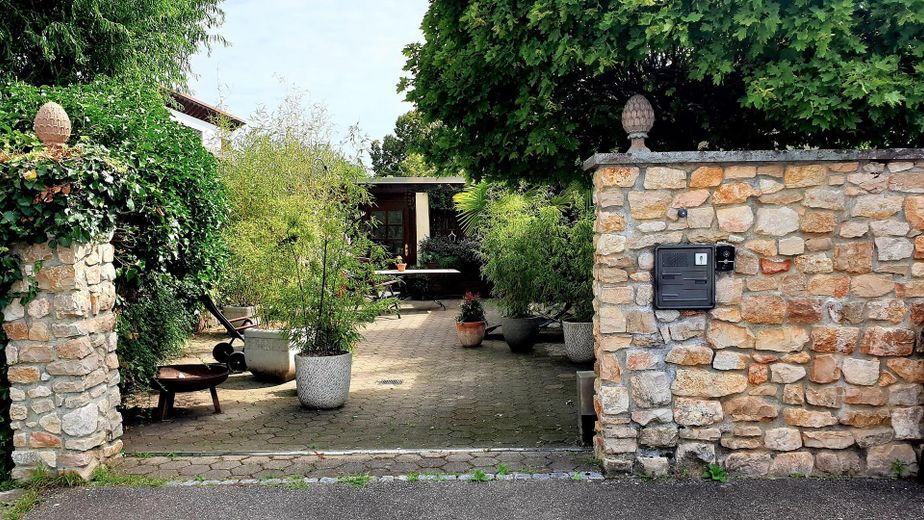 Architektenhaus (3 Wohneinheiten) mit Garten u. Garage – Tor-Einfahrt Innenhof