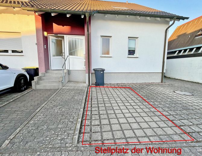Bellissimo e luminoso appartamento mansardato di 2 locali con balcone e posto auto in posizione privilegiata a Schwalbach – Stellplatz u. Aussenansicht