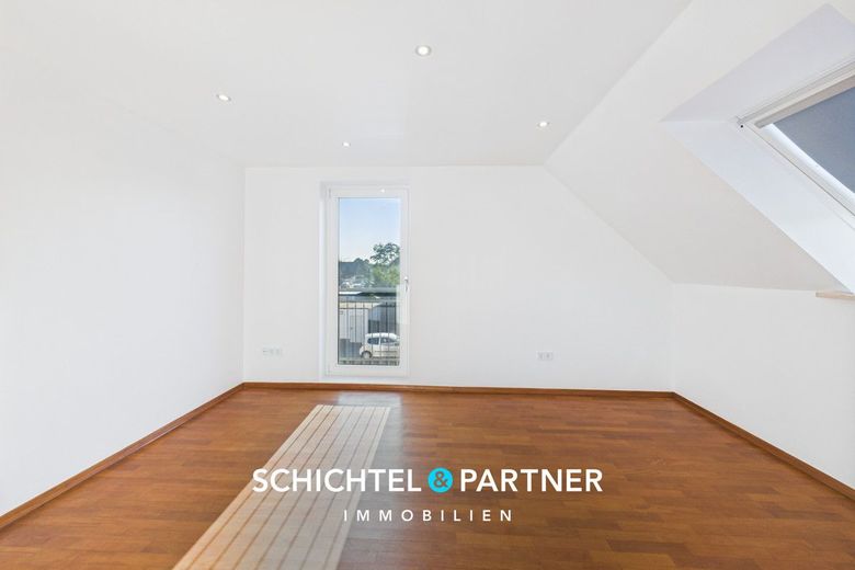 Uphusen | Seltenes Wohn- und Geschäftshaus mit Parkhof und Autohalle – S&amp;P | Schlafzimmer