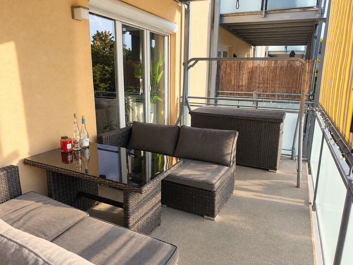Ehrlich und provisionsfrei:  große 3-4 Zimmer Wohnung mit großzügigem Balkon & Stellplatz – Balkon_2