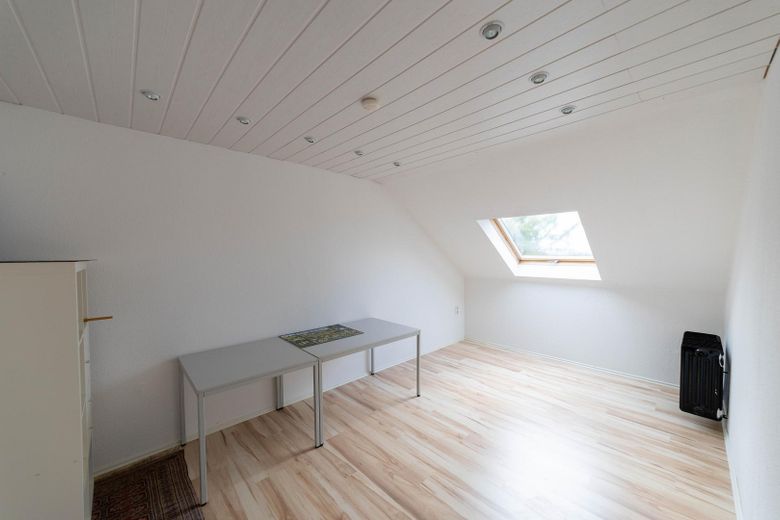 Im Grünen leben - mitten im Zentrum (maklerfrei)  - inkl. 85qm Einliegerwohnung – Wohnraum 2 DG