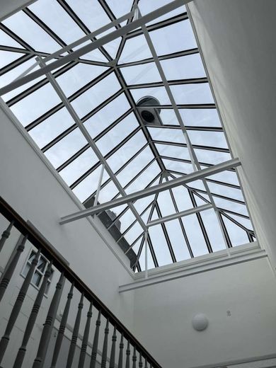 Lichtdurchflutetes Treppenhaus