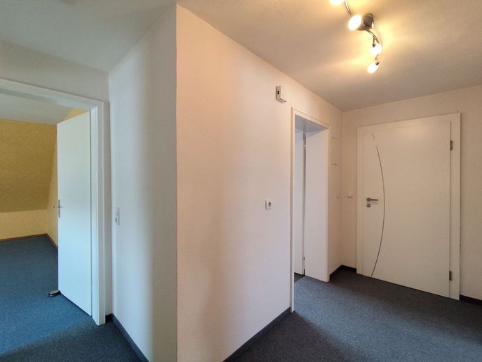 Gemütliches Wohnen mit Wohlfühlfaktor: Helle 3-Zimmer-DG-Wohnung mit Garage in Melkendorf! – Flur