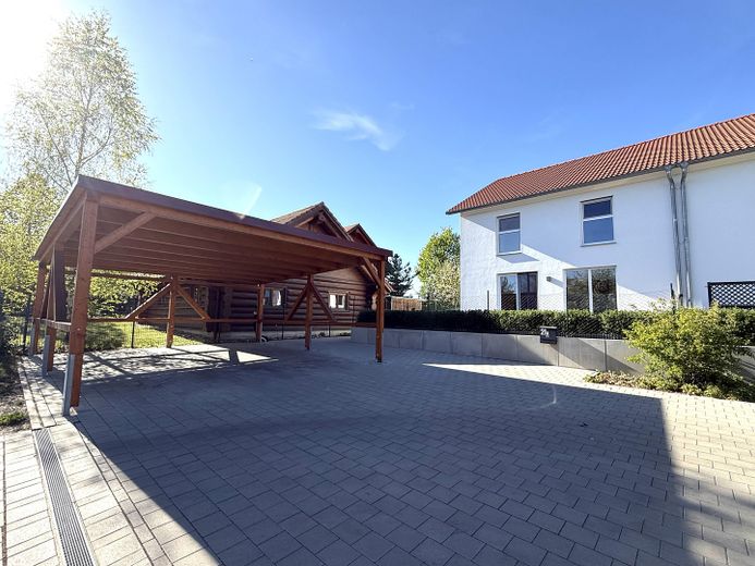 Haus und Carport