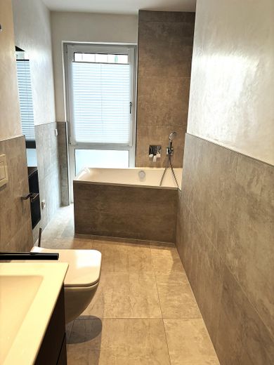 Neuwertige Exklusive Etagen-/Terrassenwohnungen (124 m²)  - provisionsfrei von privat – Bad mit Badewanne 
