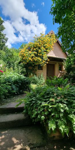 Herrschaftliches ehemaliges Pfarrhaus, Anno 1801 – Denkmal, Fördermöglichkeiten & Steuervorteile – Hexenhäuschen im Garten