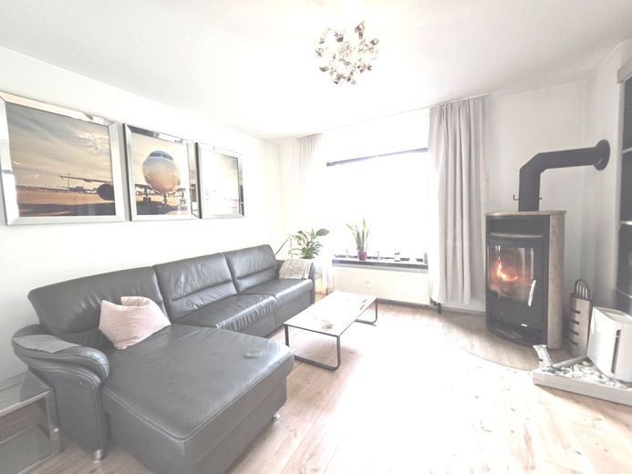 ++ MODERNISIERTES DREIFAMILIENHAUS + DOPPELGARAGE + GARTEN IN GUTER LAGE!! ++ – WOHNZIMMER ERDGESCHOSS