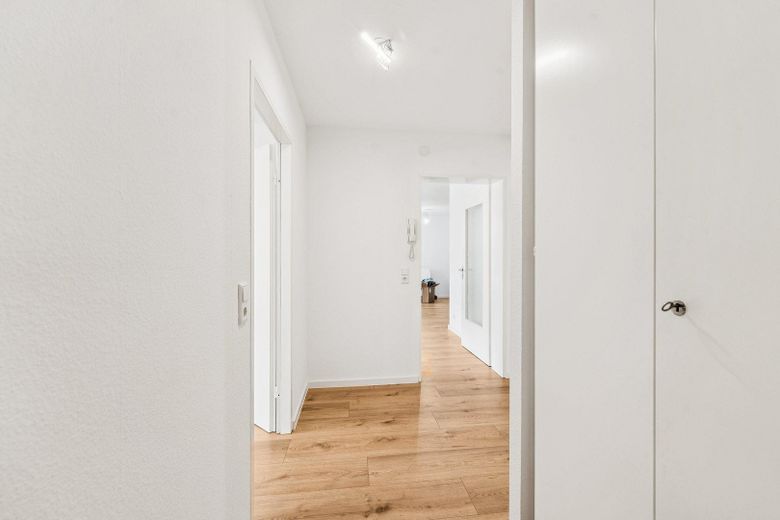 Erstbezug nach Kernsanierung: 2,5-Zi.-Wohnung mit Balkon und TG-Stellplatz (+Aufzug) – Flur
