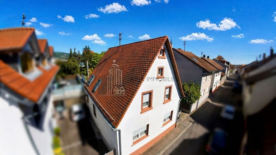 ATIK: Saniertes Ein- bis Zweifamilienhaus mit großem Grundstück und vielseitigem Nutzungspotenzial – Drohnenaufnahme