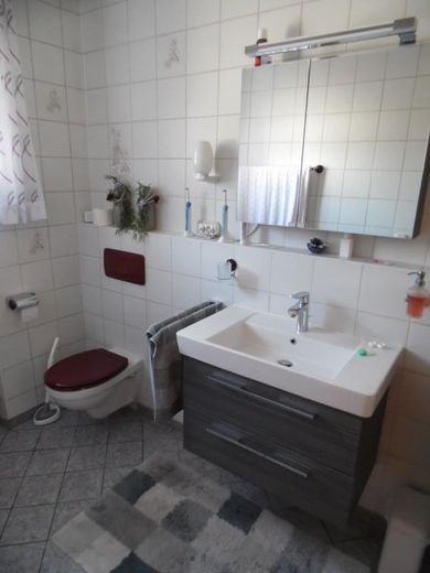 Spaziosa casa a schiera di testa, ammodernata con materiali di alta qualità, parzialmente arredata – Bad EG