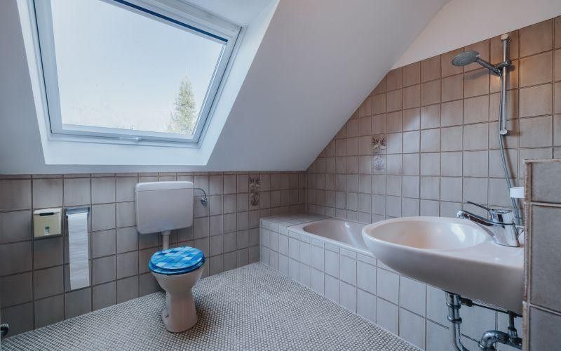 Eigentumswohnung im Charakter einer Doppelhaushälfte mit Garten in Umkirch – OG Badezimmer