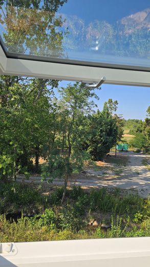 Derede yaşamak - bahçeli ve yeşilliğe bakan aile için modern yeni yapım sıra evi – Blick aus dem Dachfenster