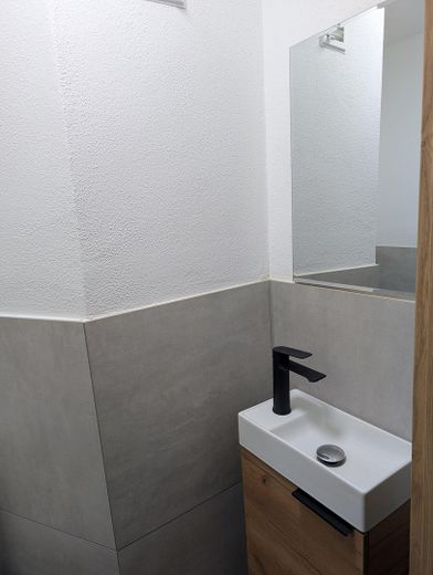 WC und Bad mit Steinzeug 