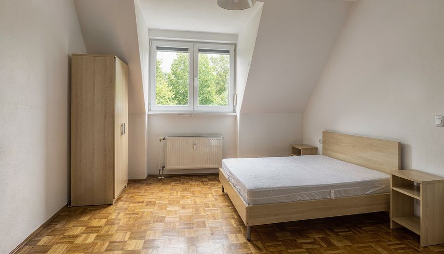 Gemütliche, helle 2,5-Zimmer-Dachgeschosswohnung in zentraler Lage – Schlafzimmer Beispielmöbel