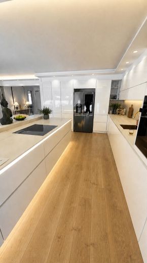 München-Solln’da münhasıran #Komisyonsuz# KfW 55 yeni yapı çok aileli konut, tamamen mobilyalı, 2 havuz, spor salonu, sauna, koi göleti – EG