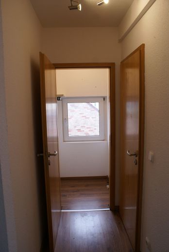 Dortmund-Kirchlinde’de güney balkonlu güzel, yenilenmiş 2 odalı daire 1.11.26 tarihinden itibaren kiralık – Abstellraum mit Fenster