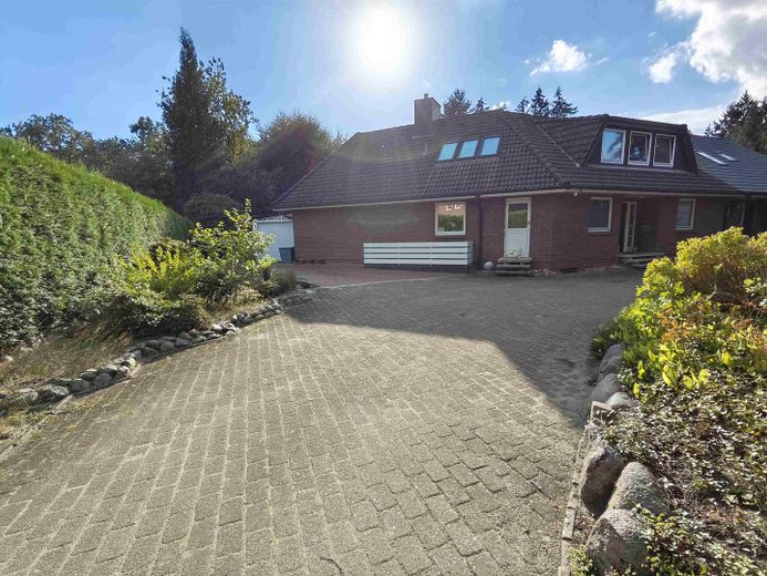One Roof – Two Self-Contained Houses – Zufahrt