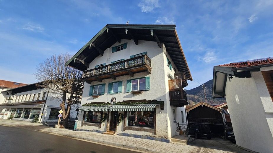 MFH und Gewerbe im Hintergebäude in Rottach-Egern – Ansicht Hautgebäude