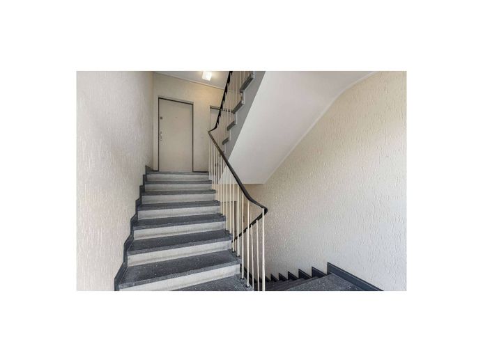 EBK ve 2 BALKONLU, Köln Südstadt'ta modern 2,5 odalı daire – Treppenhaus