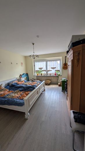 Schweinfurt yakınında misafir daireli ev, ticari salon + imarlı arsa – Schlafzimmer Einliegerwohnung