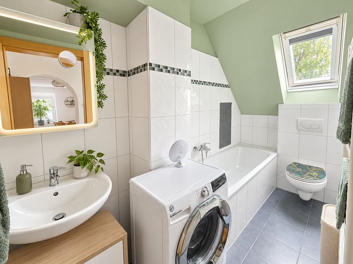 schöne 2 Zimmer DG-Wohnung, frei ab 01.12. – Bad