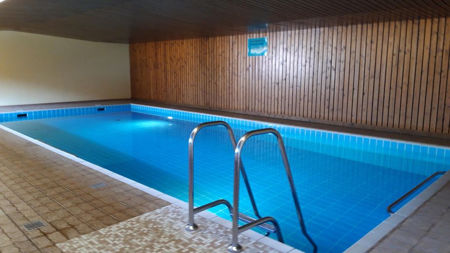 Beautiful apartment in the Chiemgau with mountain panorama and swimming pool/sauna – Schwimmbad im Haus