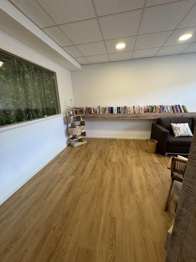 مساحات مكتبية / مساحات عيادة حوالي 140م² – Büro klein mit Fenster