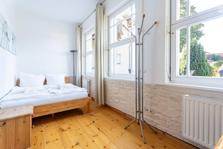 PROVISIONSFREI: Denkmal-Villa & 5 FEWOs | Rendite, Eigennutz o. Baupotenzial auf 1.203 m² – Veranda Remise Wohnung 4