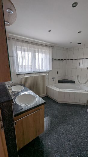 2 Fam.-Haus mit ELW, keine Makler Anfragen !!! – Bad EG