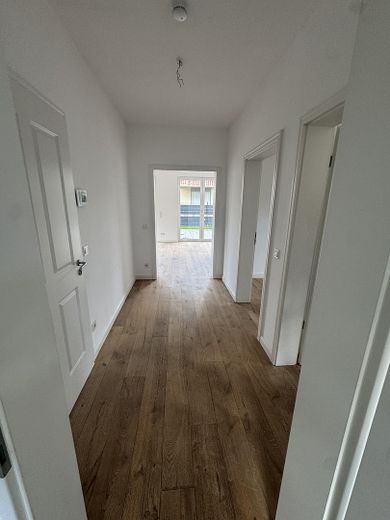 Traumhafte 4 Raumwohnung mit großem Garten in einer Villa – Foto 15