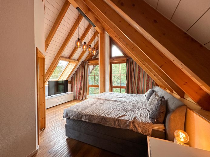 Architektur trifft Privatsphäre – besonderes Einfamilienhaus mit Pool, Sauna und Garten im Grünen – Schlafzimmer mit Blick Garten