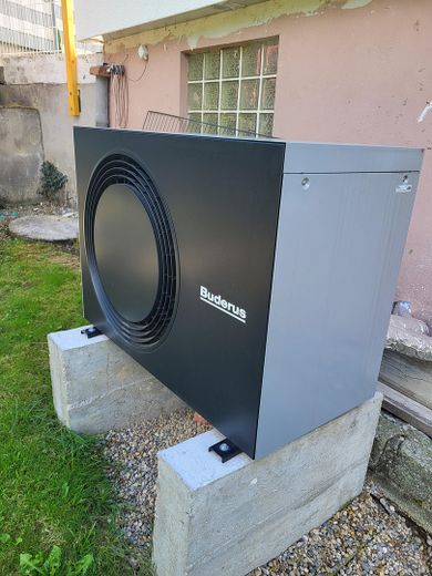 Casa unifamiliar completamente renovada con amplio jardín en una ubicación tranquila y bien comunicada – Technik - Wärmepumpe Außen