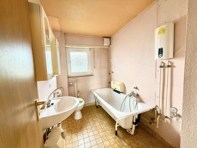 Investieren Sie in Ihre Zukunft: 3 Zimmerwohnung, große Küche + Stellplatz in angenehmer Wohnlage – Tageslichtbad