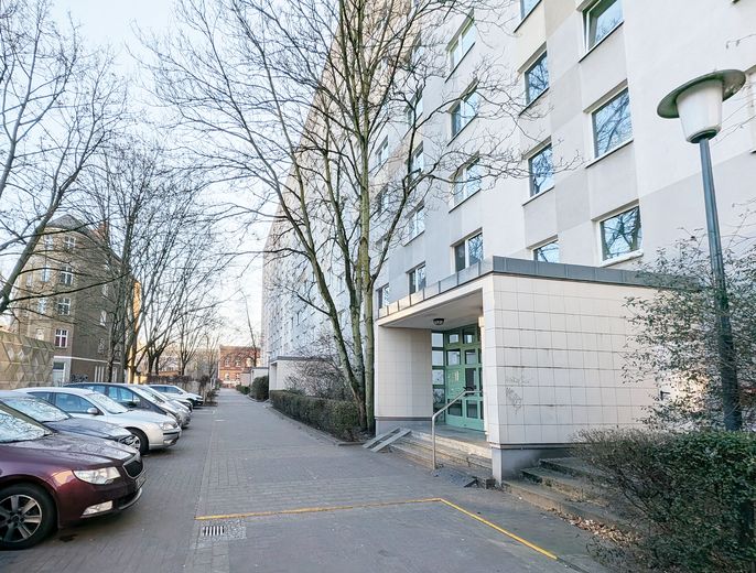 Eingang mit Privatparkplätzen