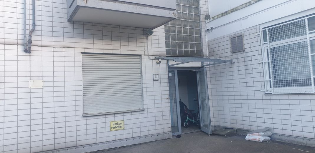 1 Zimmer mit Ladenfenster zum Hinterhof & WC in Kassel Miete oder Mietkauf ab €200 + €222 NK – Hintertür