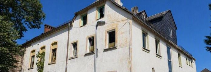 Spacious single-family house in need of renovation with plenty of space and garden in Hof