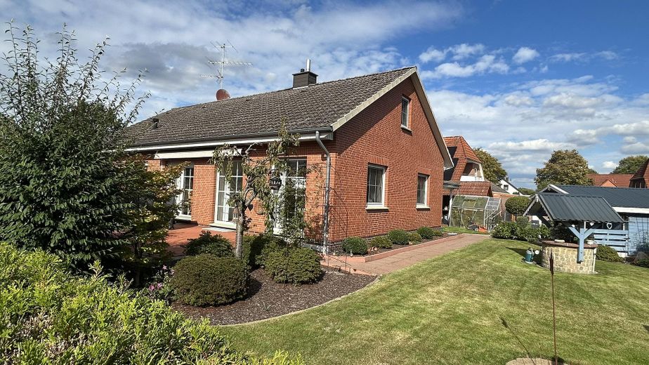 Zadbany dom jednorodzinny w Dörverden-Westen z dużym ogrodem, piwnicą i garażem – Gartenansicht Süd-West